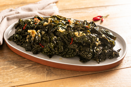 Schwarzkohl in der Pfanne