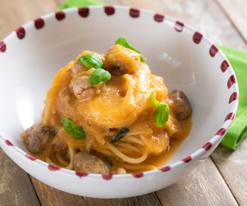 Spaghetti mit Wurstbällchen und gelber Tomatensauce