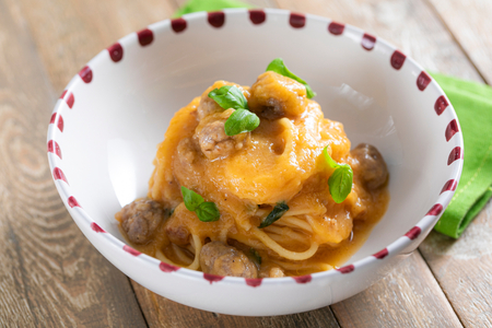 Spaghetti mit Wurstbällchen und gelber Tomatensauce