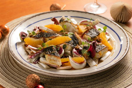 Gebratene Steinbutt mit Orangen-, Radicchio- und Walnuss-Salat