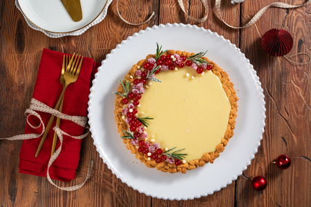 Tarte mit weißer Schokoladenganache und Johannisbeeren