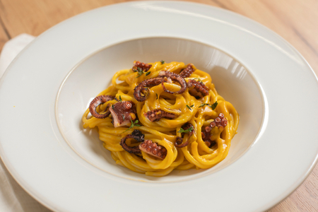 Pasta mit Kürbiscreme und Oktopus
