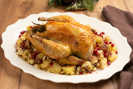 Gebratene Perlhuhn mit Kartoffeln, Blumenkohl und Granatapfel