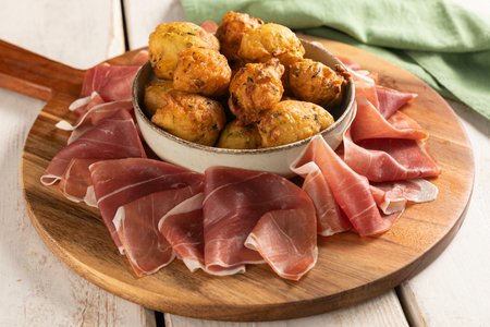 Ricotta- und Zucchinipuffer mit rohem Schinken