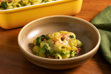 Gebackene Nudeln mit Brokkoli und Wurst