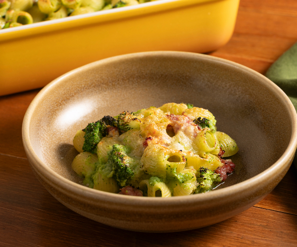 Gebackene Nudeln mit Brokkoli und Wurst