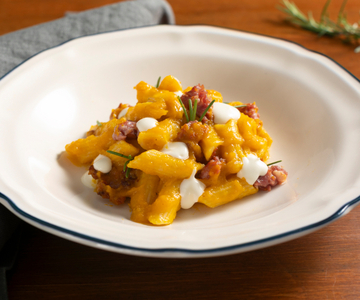 Ofennudeln mit Kürbis, Salami und Pecorino