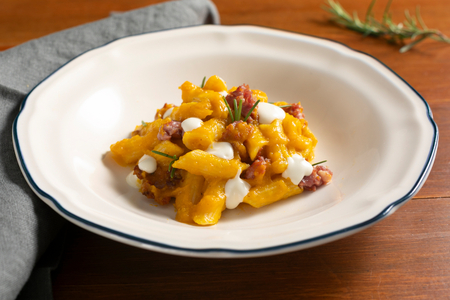 Ofennudeln mit Kürbis, Salami und Pecorino