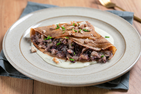 Kastanien-Crêpes mit Radicchio und Gorgonzola