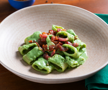 Pasta mit Brokkolicreme, Spinat und knusprigem Guanciale