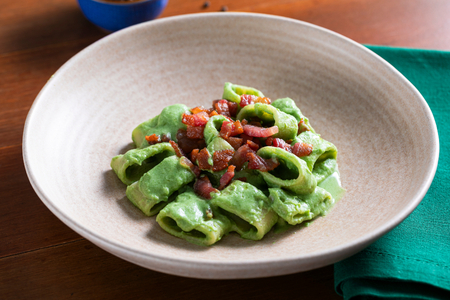 Pasta mit Brokkolicreme, Spinat und knusprigem Guanciale