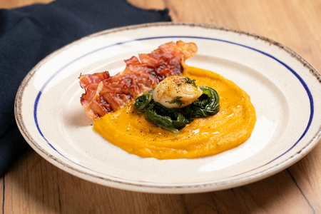 Jakobsmuscheln auf Kürbiscreme mit Kräutern und Speck