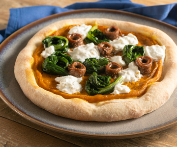 Winterpizza mit Kürbiscreme, Sardellen und Burrata