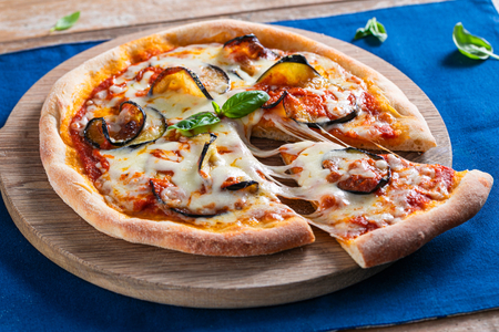 Pizza mit Auberginen alla Parmigiana