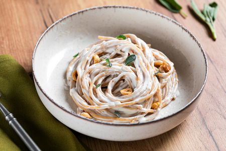 Nudeln mit Haselnüssen und Toma