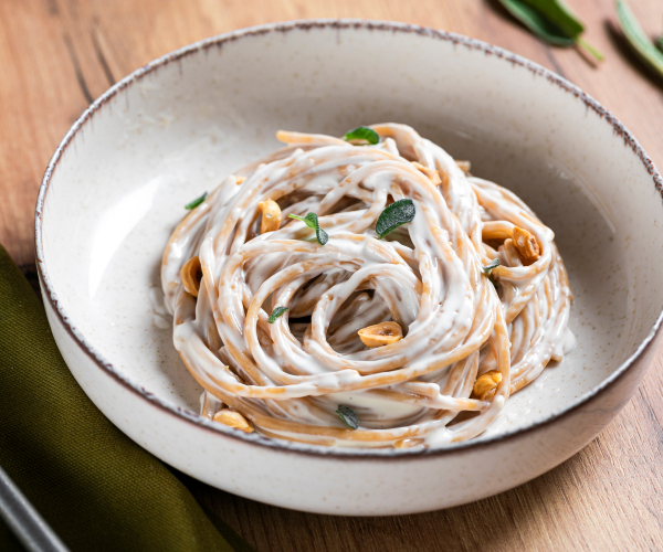 Nudeln mit Haselnüssen und Toma