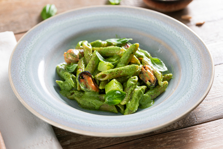 Pasta mit Pesto, Muscheln und Kartoffeln