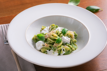 Pasta mit grüner Bohnenpesto, Stracciatella und Garnelentatar
