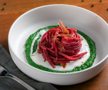 Rote-Bete-Pasta auf Spinatcreme mit Speck