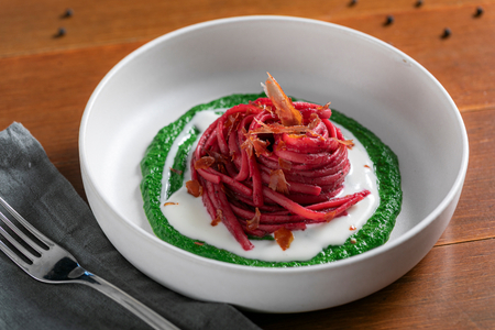 Rote-Bete-Pasta auf Spinatcreme mit Speck