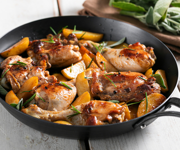 Hähnchen und Kartoffeln in der Pfanne