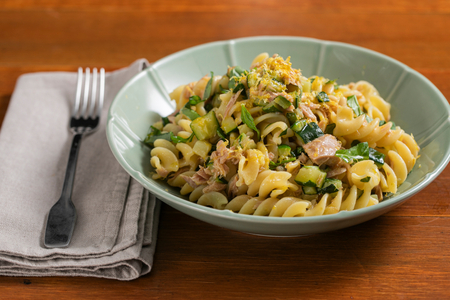 Kalter Nudelsalat mit Thunfisch und Zucchini