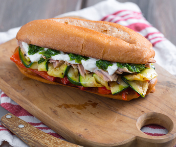 Thunfisch-Sandwich mit gegrilltem Gemüse und Stracciatella