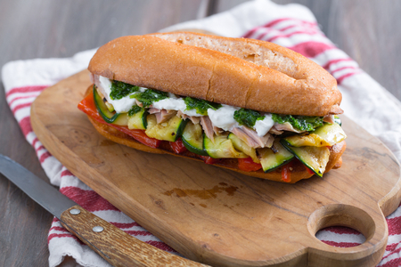 Thunfisch-Sandwich mit gegrilltem Gemüse und Stracciatella