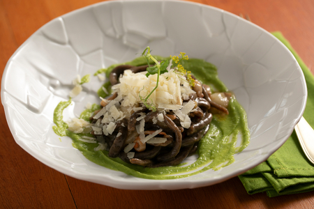 Kaffeepici mit Aglione, Speck und Erbsen