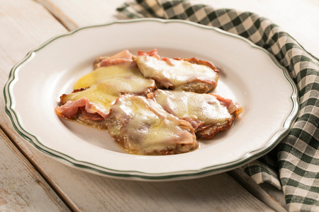 Kalbsschnitzel nach Valdostana-Art