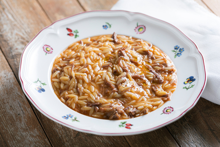 Nudelsuppe mit Fleischbrühe