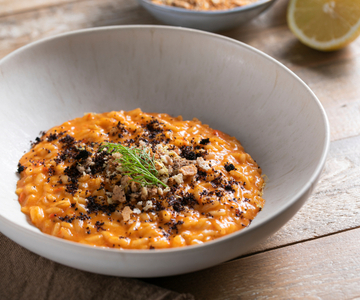Risotto mit Paprika und Sardellen-Crumble