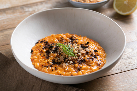 Risotto mit Paprika und Sardellen-Crumble