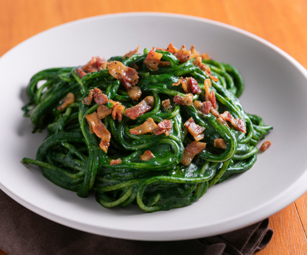 Nudeln mit Spinatsauce und knusprigem Guanciale