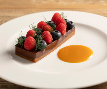 Vegane Schokoterrine mit Erdnüssen und Beeren