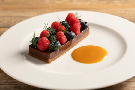 Vegane Schokoterrine mit Erdnüssen und Beeren