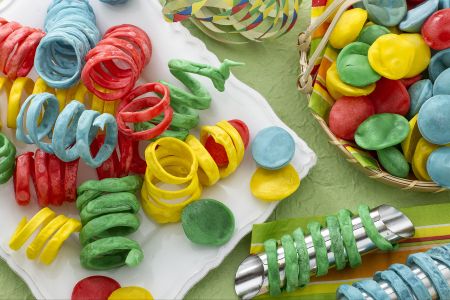 Konfetti und Luftschlangen