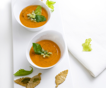 Salmorejo mit Sellerie-Crackern