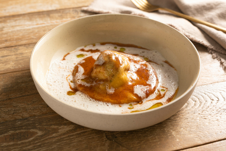 Ravioli gefüllt mit Rinderrippen und Zitronenschaum