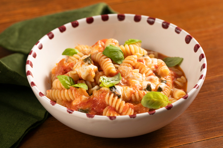 Nudeln mit Tomaten und Mozzarella