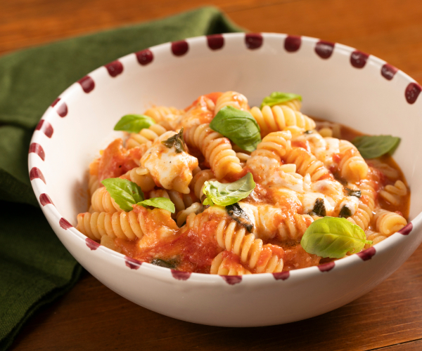 Nudeln mit Tomaten und Mozzarella