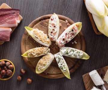 Endivien-Schiffchen mit Käse