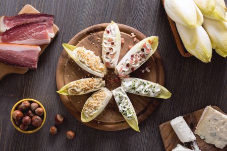 Endivien-Schiffchen mit Käse