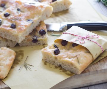 Focaccia mit Kapern, Rosmarin und Taggiasca-Oliven