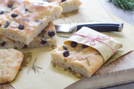 Focaccia mit Kapern, Rosmarin und Taggiasca-Oliven