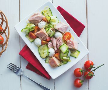 Zucchini-Carpaccio mit Thunfisch