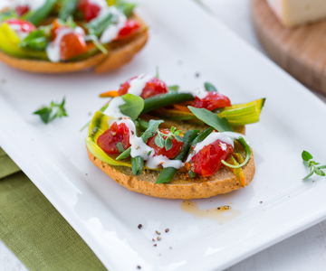 Friselle mit Gemüse und Taleggio-Sauce