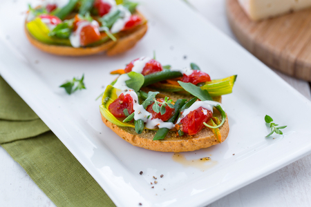 Friselle mit Gemüse und Taleggio-Sauce