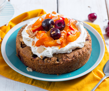 Buchweizentorte mit Aprikosen und Kirschen