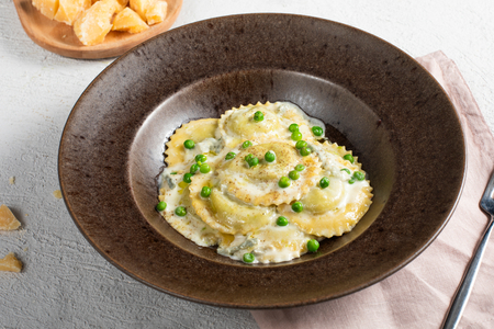Ravioli mit Erbsen und Gorgonzola-Fondue